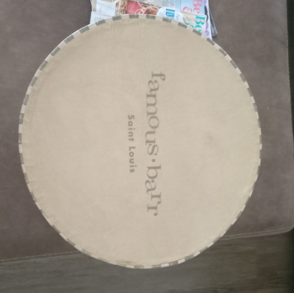 Antique hats and antique hat box - Picture 6 of 13